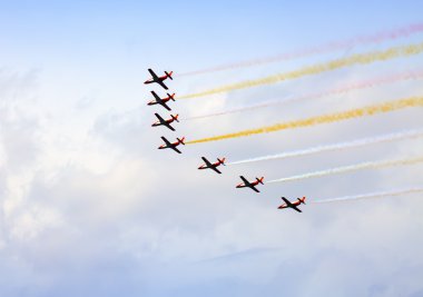 Gökyüzü karşı bir hava gösterisi uçaklarda temizleyin