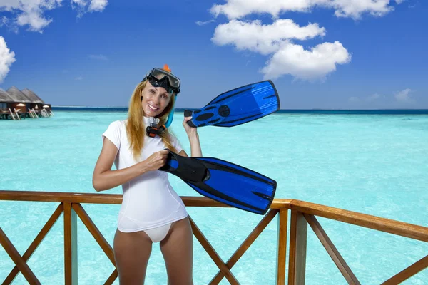 Den unga vackra kvinnan i utrustning för snorkling på soldäcket över havet. Maldiverna — Stockfoto