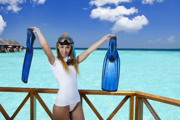 A mulher bonita nova no equipamento para um snorkeling no deck solar sobre o mar. Maldivas — Fotografia de Stock