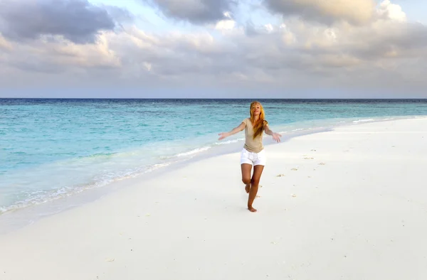 La donna corre sulla costa del mare, Maldive — Foto Stock