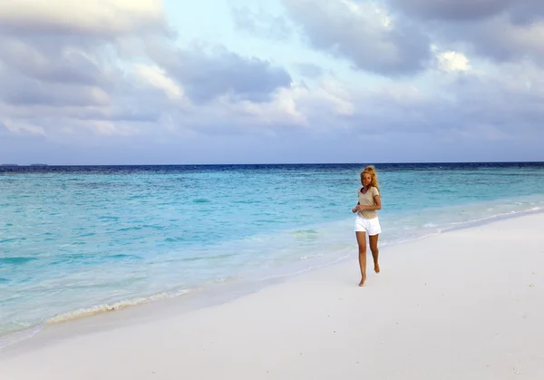 La femme court sur la côte, aux Maldives — Photo