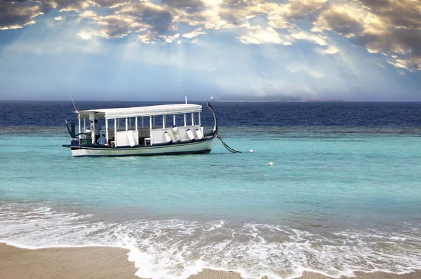 Maldive. Una barca nazionale all'oceano — Foto Stock