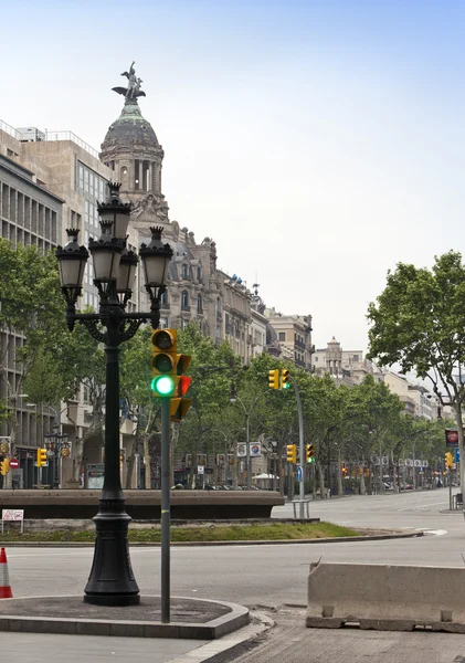 Calles vacías en el centro temprano en la mañana en Barcelona, España — Foto de Stock