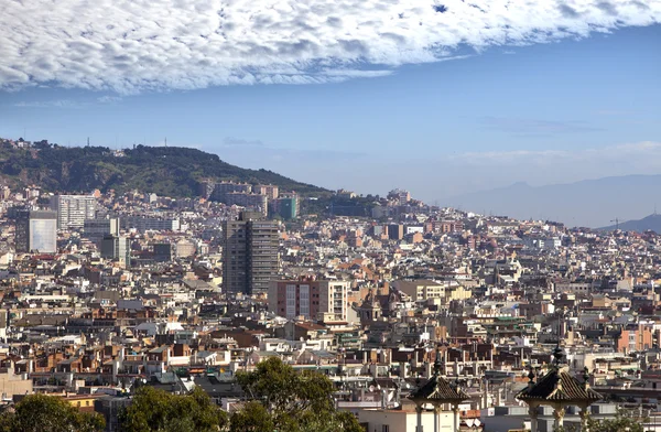 Spanien. Barcelona. Der Blick von oben auf eine Stadt — Stockfoto