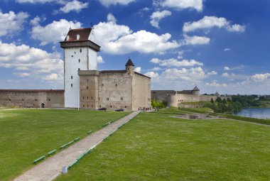 partilere kenarlık Nehri'nin iki antik kaleler. Narva, Estonya ve Ivangorod arkasında nehre, Rusya Federasyonu
