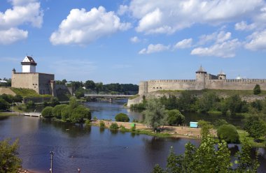 partilere kenarlık Nehri'nin iki antik kaleler. Narva, Estonya ve Ivangorod arkasında nehre, Rusya Federasyonu