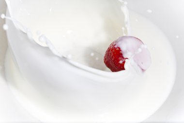 Süte dökülen çilek