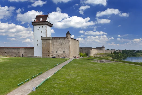 Duas fortalezas antigas nos partidos do rio que é a borda. Narva, Estónia e Ivangorod atrás do rio, Rússia — Fotografia de Stock