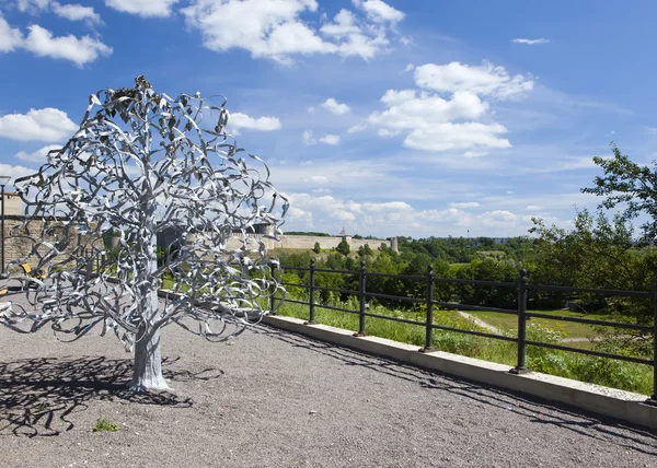 Un arbre de mariage. Narva, Estonie. Le jour du mariage joindre des dépliants avec les noms — Photo