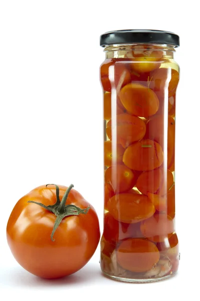 Ingeblikte tomaten in glazen potten — Stockfoto