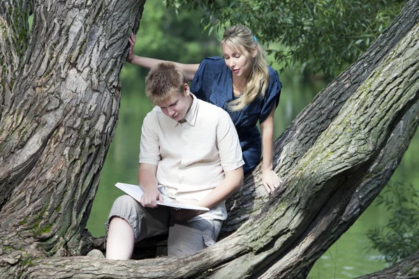 The guy and the girl in quarrel on the bank of the lake — Stock Photo, Image