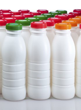 Parlak kapakları olan süt ve süt ürünleri şişeleri