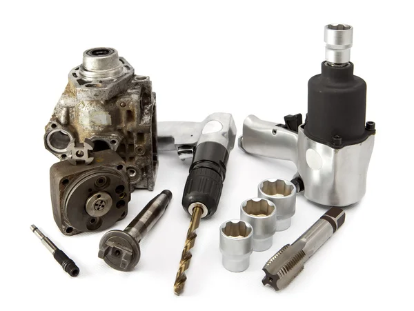 Reparação de automóveis - detalhes da bomba de alta pressão e chave de impacto de ar no fundo branco — Fotografia de Stock