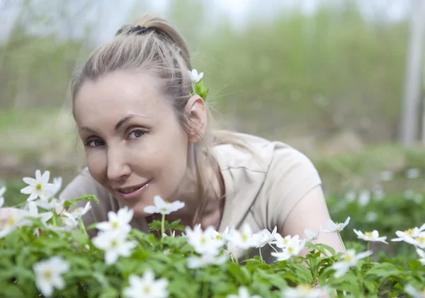 早春の開花 snowdrops の分野で若い美しい女性 — ストック写真