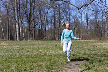 Bahar ahşap parça kadın çalışır