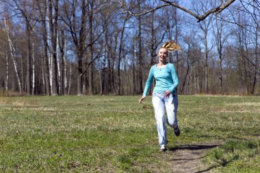 Bahar ahşap parça kadın çalışır
