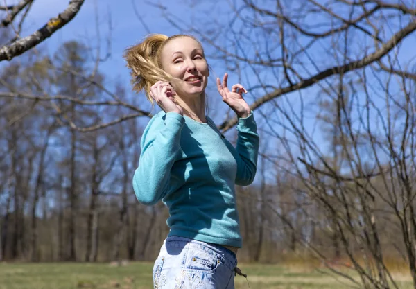 La mujer salta en el bosque de primavera —  Fotos de Stock