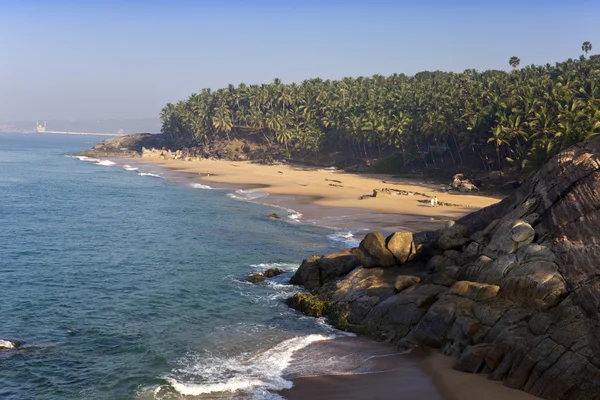 La orilla del mar con piedras y palmeras. India. Kerala. . — Foto de Stock