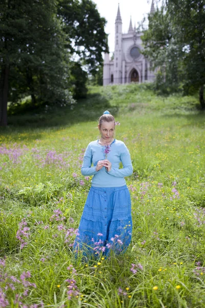 La belle jeune femme dans une robe bleue dans le domaine — Photo