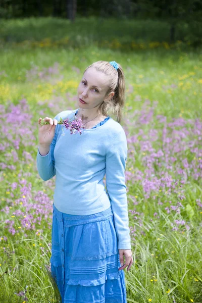 La belle jeune femme dans une robe bleue dans le domaine — Photo