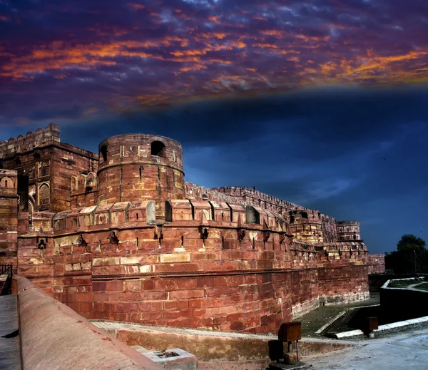 L'Inde. Agra. Fort rouge sur un coucher de soleil — Photo