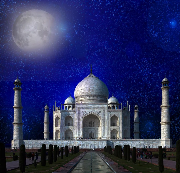 Taj Mahal a la luz de la luna llena en Agra, Uttar Pradesh, India. Elementos de esta imagen proporcionados por la NASA . — Foto de Stock