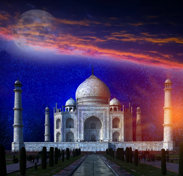 Agra, Uttar Pradesh, Hindistan dolunay ışığı ile Taj Mahal. Nasa tarafından döşenmiş bu görüntü unsurları.