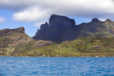Bora Bora, Polinezyası. Dağlar, deniz, palmiyeler