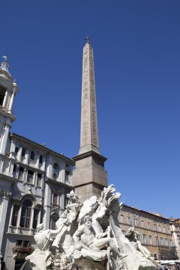 İtalya. Roma. Navon Meydanı (Piazza Navona). Agon Saint Agnese önce (Fontana dei Quattro Fiumi) dört Irmak Çeşmesi