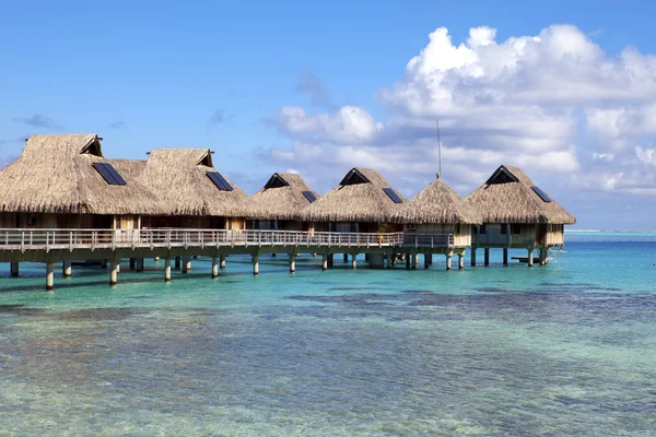 Paesaggio tipico delle isole tropicali - capanne, case in legno sull'acqua — Foto Stock