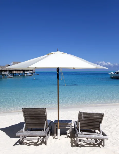 Sombrillas de protección solar, playa, mar . —  Fotos de Stock