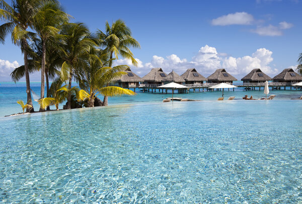 бассейн Infiniti с видом на море
