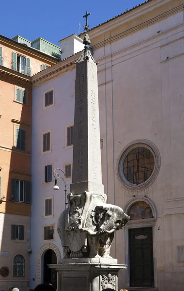 Fil heykel ve Mısır Dikilitaşı, Roma. İtalya — Stok fotoğraf