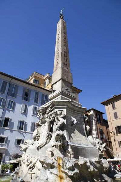 Fontána čtyř řek (fontana dei quattro fiumi) s egyptský obelisk. Itálie. Řím. Navon náměstí (piazza navona). — Stock fotografie