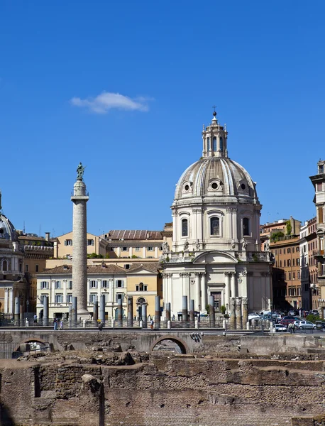 Italien. Rom. Trojan kolumn och ruinerna av ett forum för Trajanus — Stockfoto