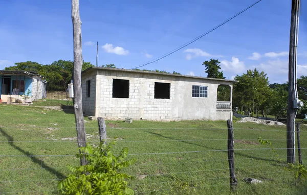 De hutten langs de weg. Jamaica — Stockfoto
