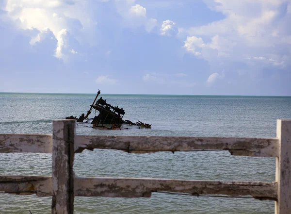 Jamaica. Het wrak op de dijk van de kleine stad — Stockfoto