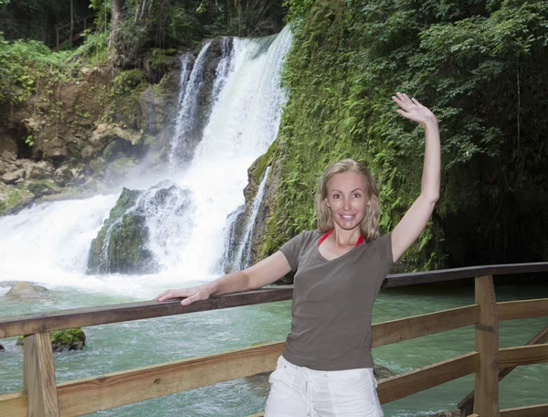 Touristin in der Nähe des Jamaica-Sturzes — Stockfoto