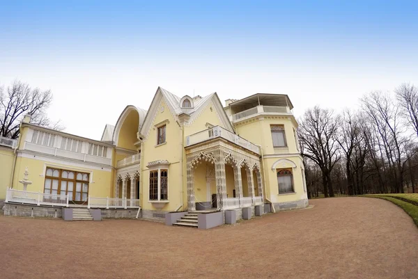 El palacio de la cabaña, la construcción arquitectónica central del conjunto Alejandría, Rusia —  Fotos de Stock