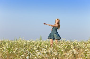 mutlu bir genç kadın, camomiles alanında