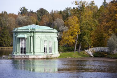 Parkta köşk. Gatchina. Petersburg. Rusya.
