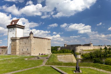 partilere kenarlık Nehri'nin iki antik kaleler. Narva, Estonya ve Ivangorod arkasında nehre, Rusya Federasyonu.