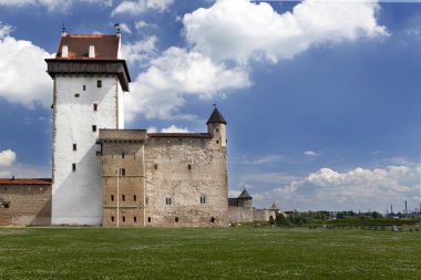 Estonya. Narva. Rusya ile sınır üzerinde antik kale