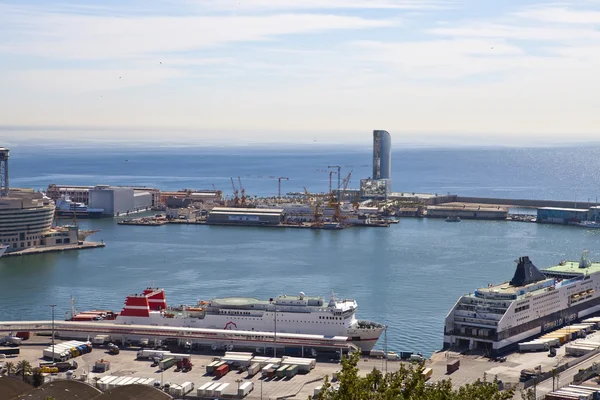 La vue sur le port maritime avec les bateaux de croisière 9 Mai 2010, Barcelone, Espagne — Photo