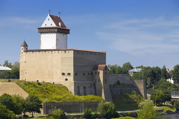 Estonia. Narva. Antigua fortaleza en la frontera con Rusia —  Fotos de Stock