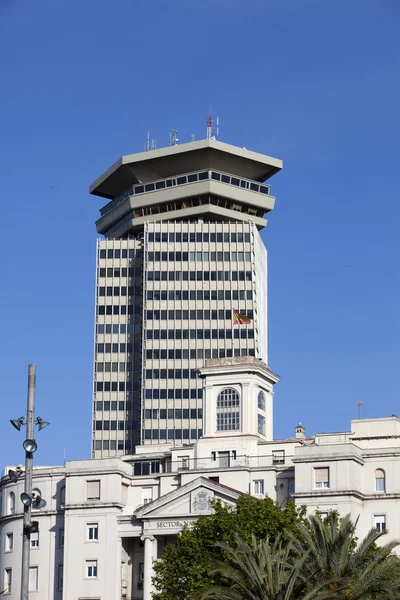 Columbus casa edifício o mais alto (110 metros) construção no centro de Barcelona e o primeiro arranha-céu na cidade em 11 de maio de 2010, Barcelona, Espanha — Fotografia de Stock