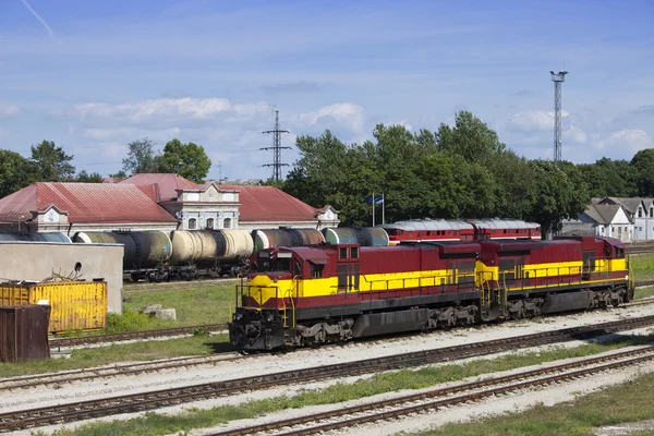 Železniční stanice a nákladní vlak. Narva. Estonsko — Stock fotografie