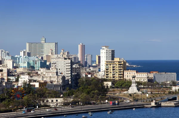 La Habana. Vista de la ciudad vieja a través de una bahía — Foto de Stock