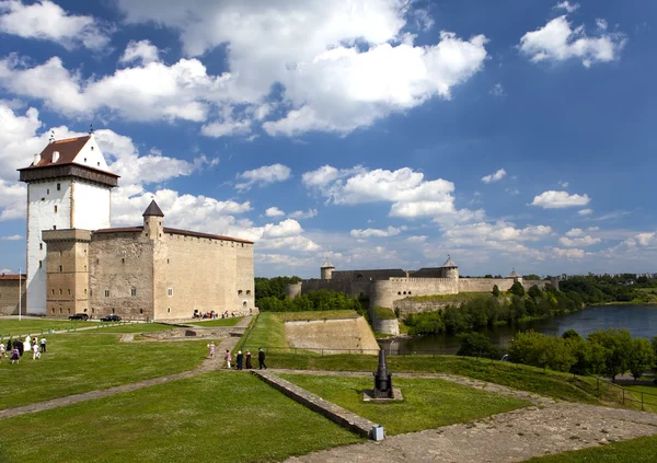 Due fortezze antiche sui partiti dal fiume che è il confine. Narva, Estonia e Ivangorod dietro il fiume, Russia . — Foto Stock