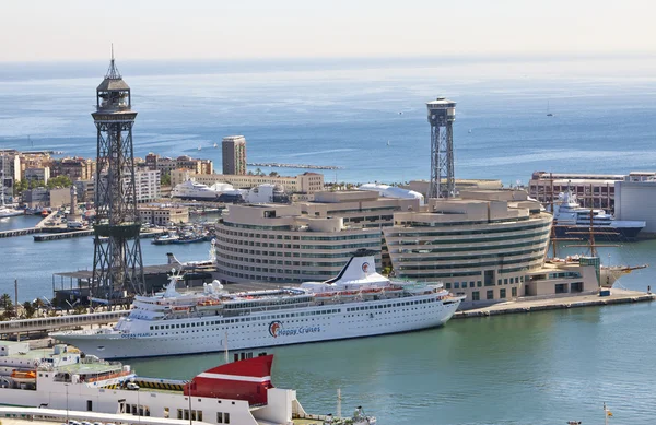 BARCELONA, SPAIN - 9 MAY, 2010 The top view on the seaport with the cruise ships 9 May 2010, Barcelona, Spain — Stock Photo, Image